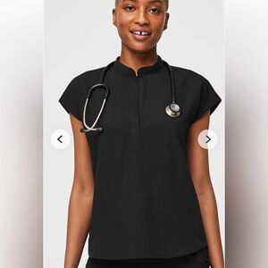 FIGS NWT Rafaela Three Pocket Scrub Top